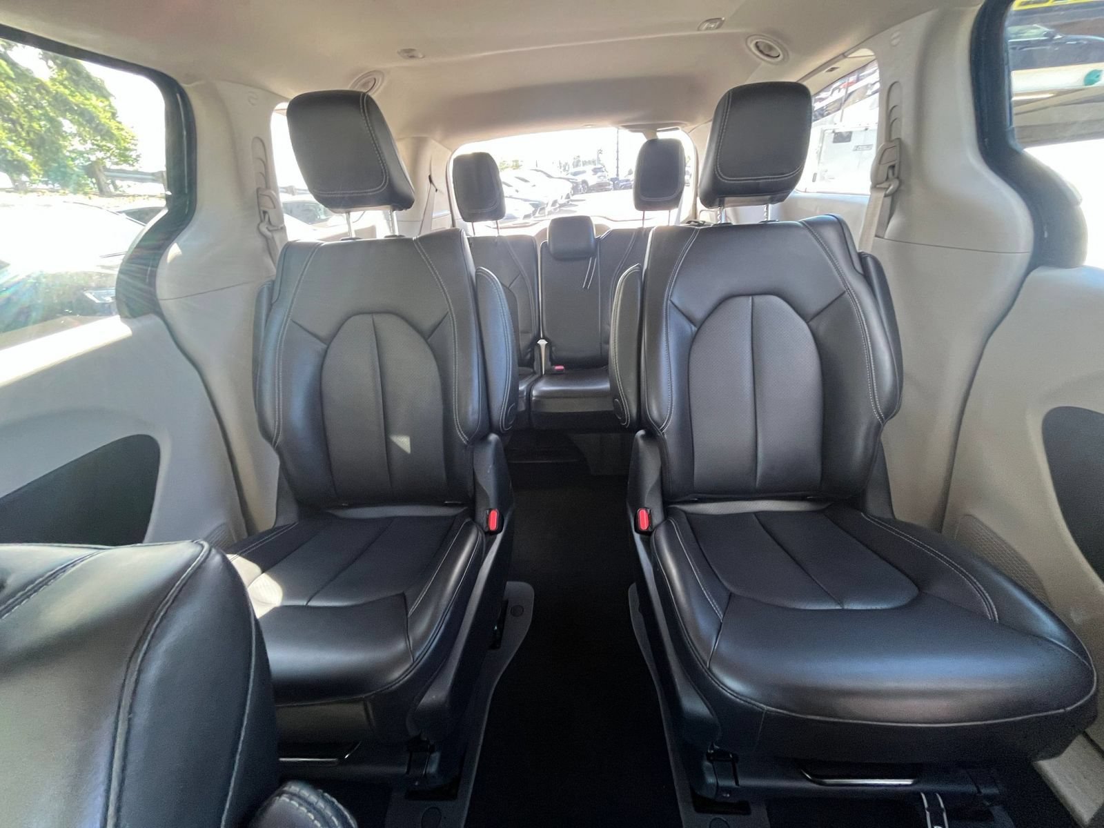 Used 2023 Chrysler Pacifica Touring-L FWD image 41