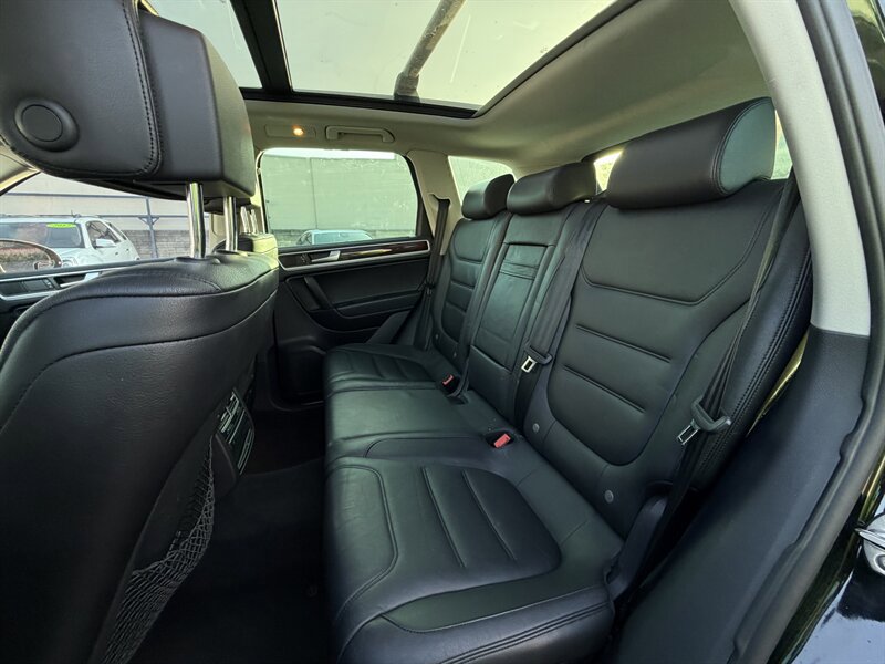 Used 2012 Volkswagen Touareg Hybrid AWD/4WD image 52