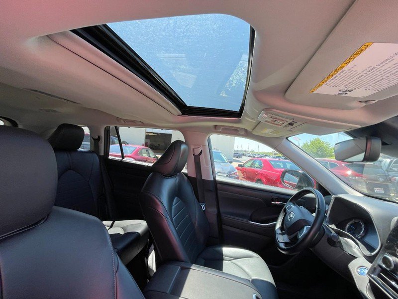 Used 2022 Toyota Highlander XLE AWD/4WD image 6