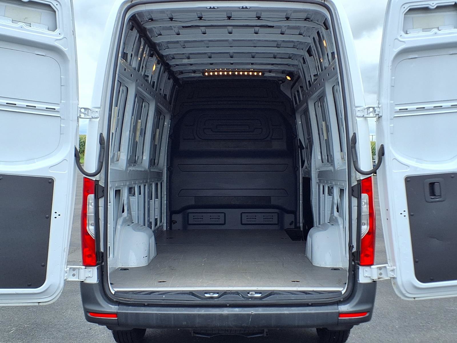 Used 2022 Mercedes-Benz Sprinter 2500 image 2