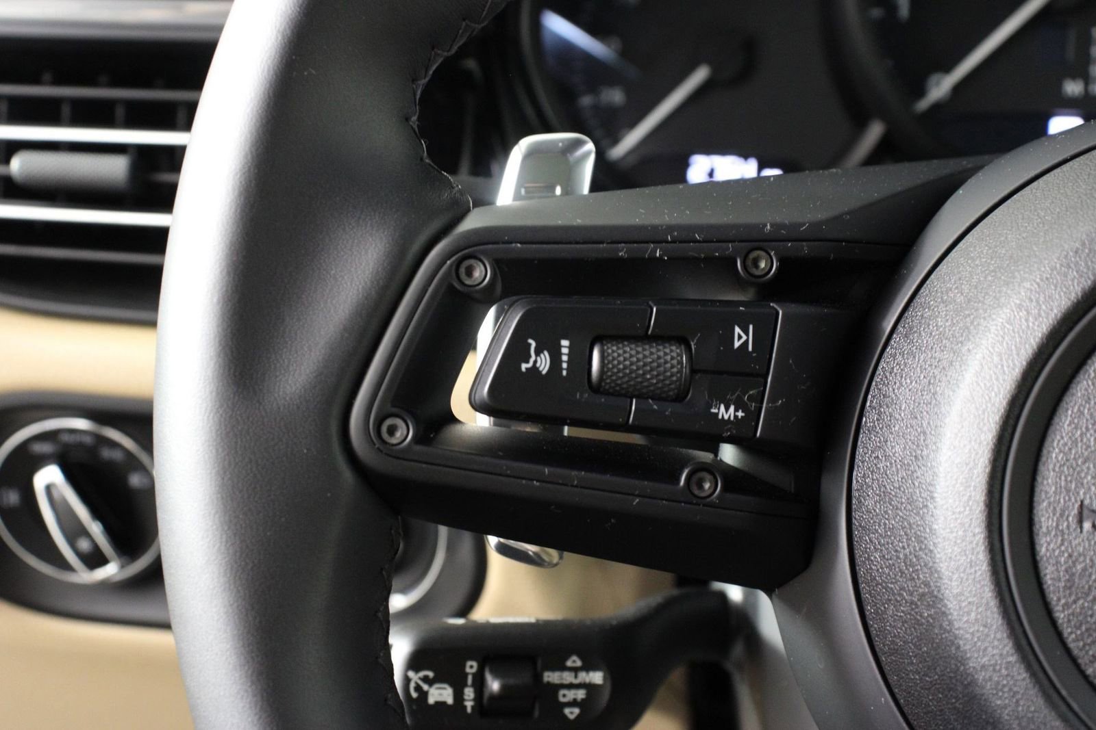 Certified 2025 Porsche Macan image 14