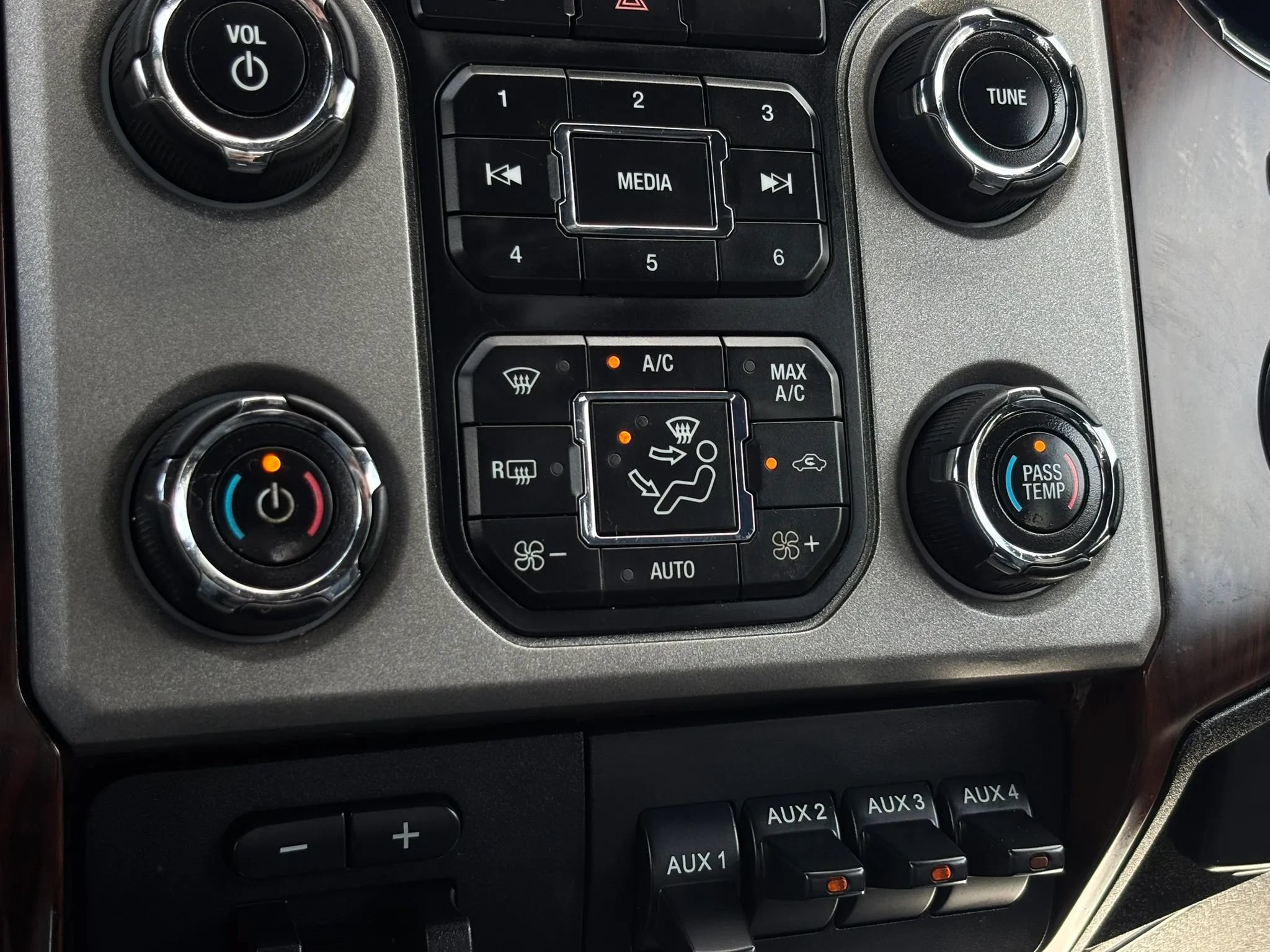 Used 2013 Ford F250 Platinum w/ FX4 Off Road Pkg AWD/4WD image 46