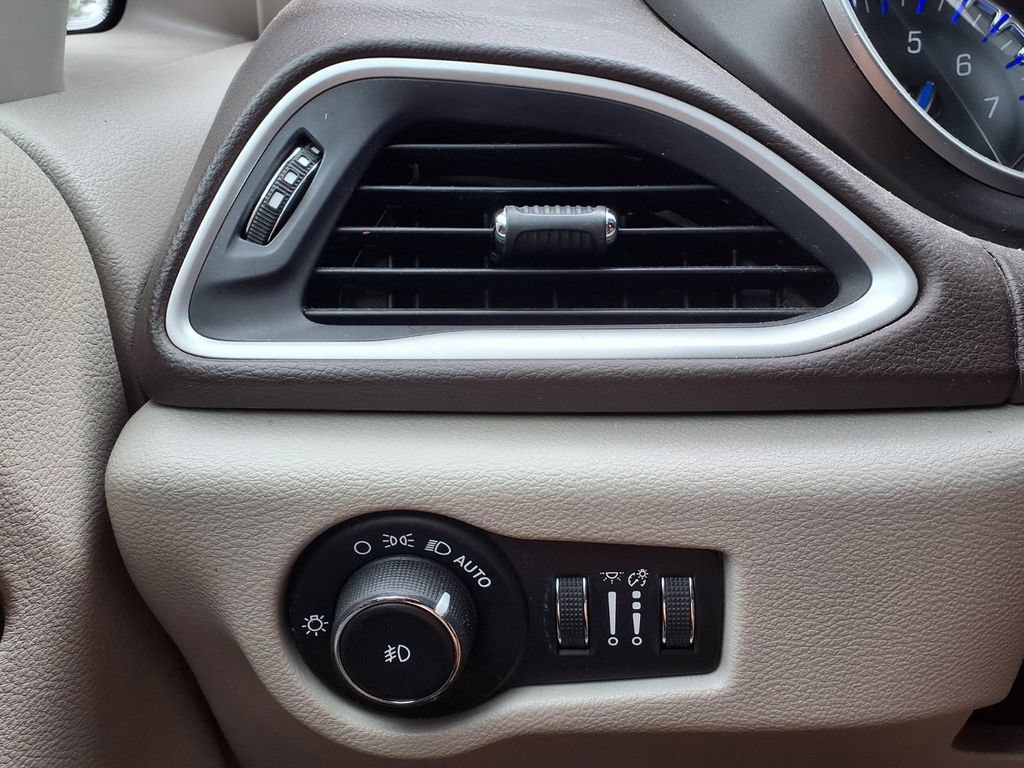Used 2019 Chrysler Pacifica Touring-L FWD image 21