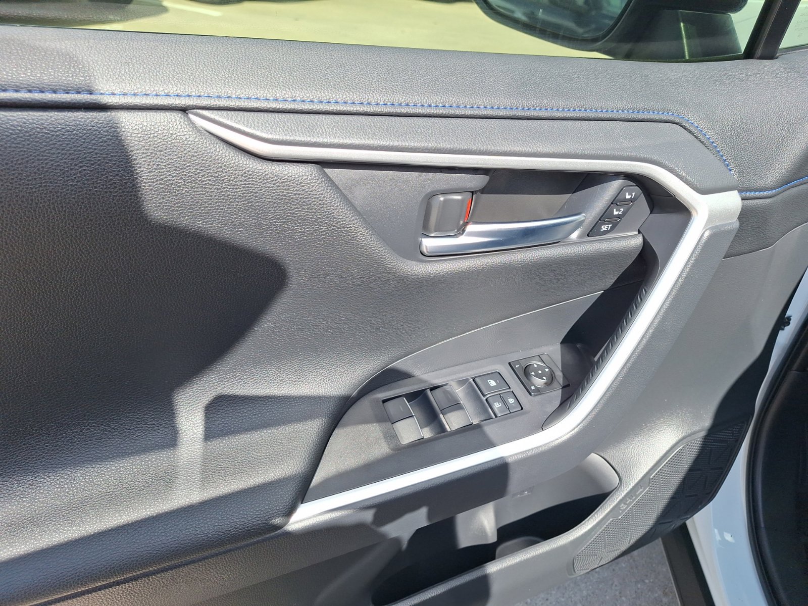 Used 2025 Toyota RAV4 XSE w/ Advanced Technology Package AWD/4WD image 18