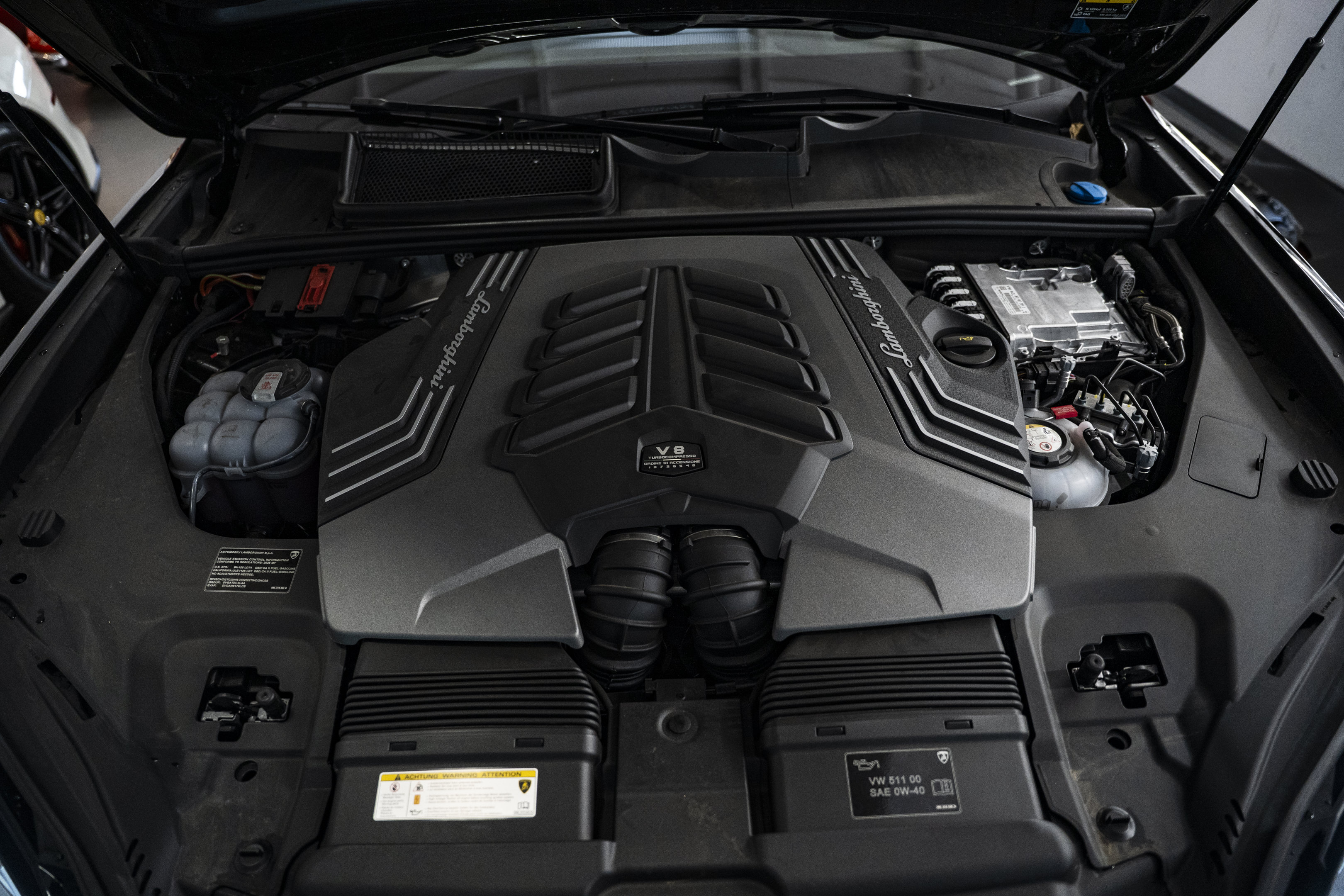 Used 2025 Lamborghini Urus SE AWD/4WD image 49