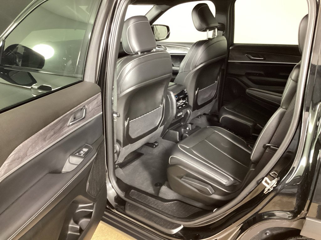 Used 2024 Jeep Grand Cherokee L Limited w/ Black Appearance Package AWD/4WD image 23