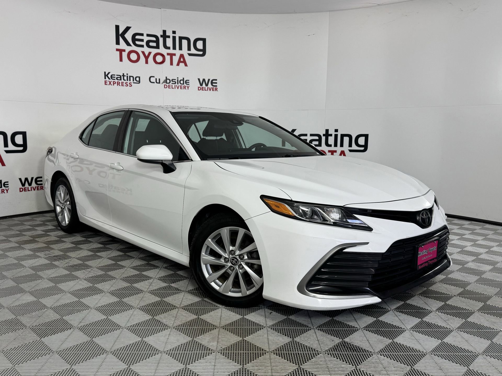 Used 2021 Toyota Camry LE image 3