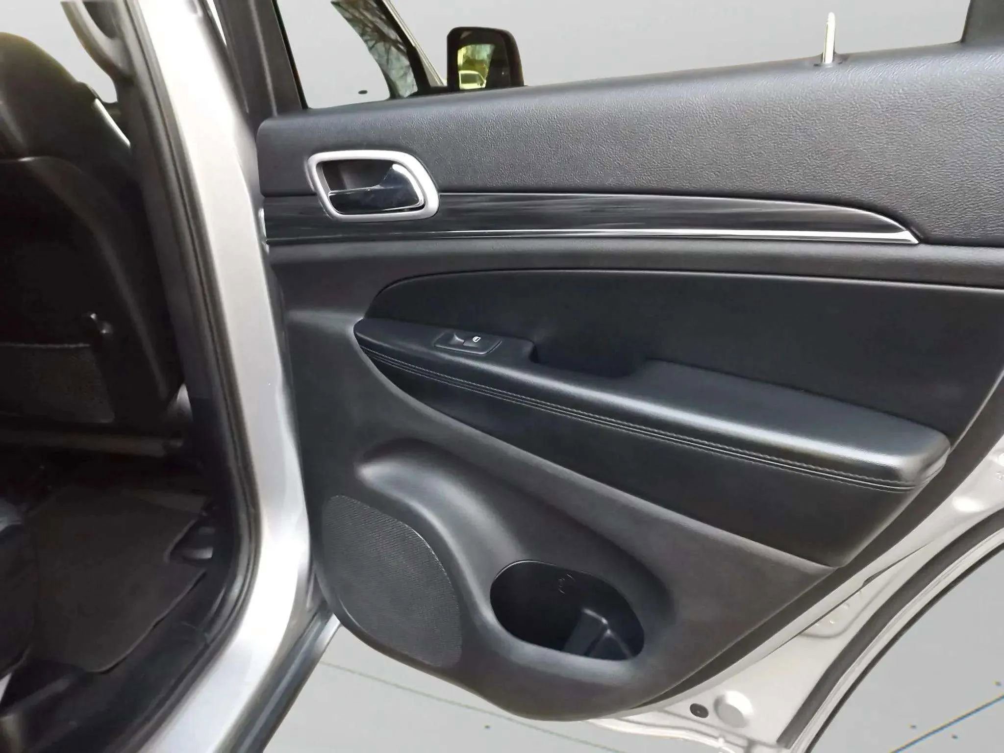 Used 2019 Jeep Grand Cherokee Limited image 14