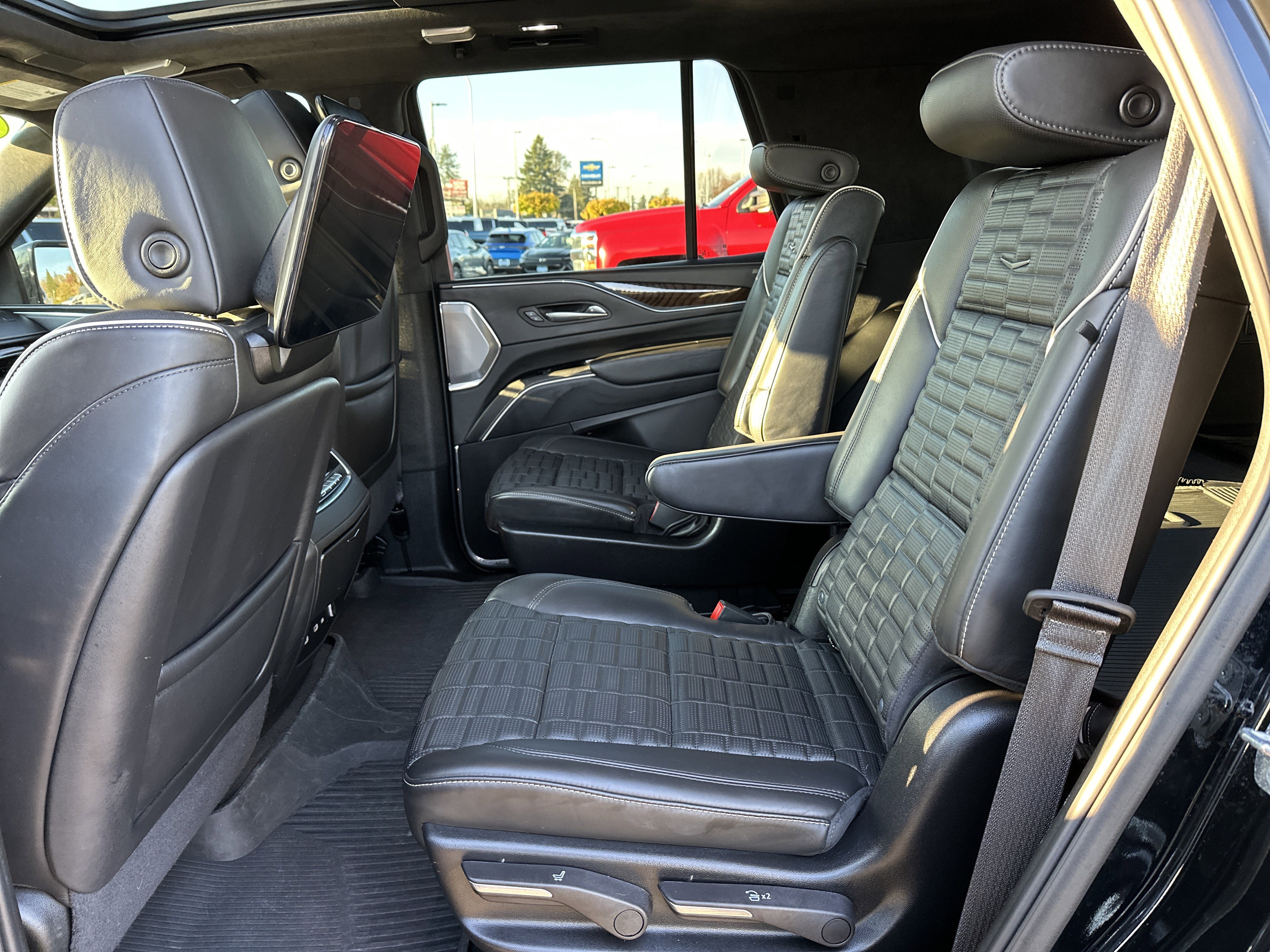 Used 2024 Cadillac Escalade Sport Platinum w/ LPO, ONYX Package image 11