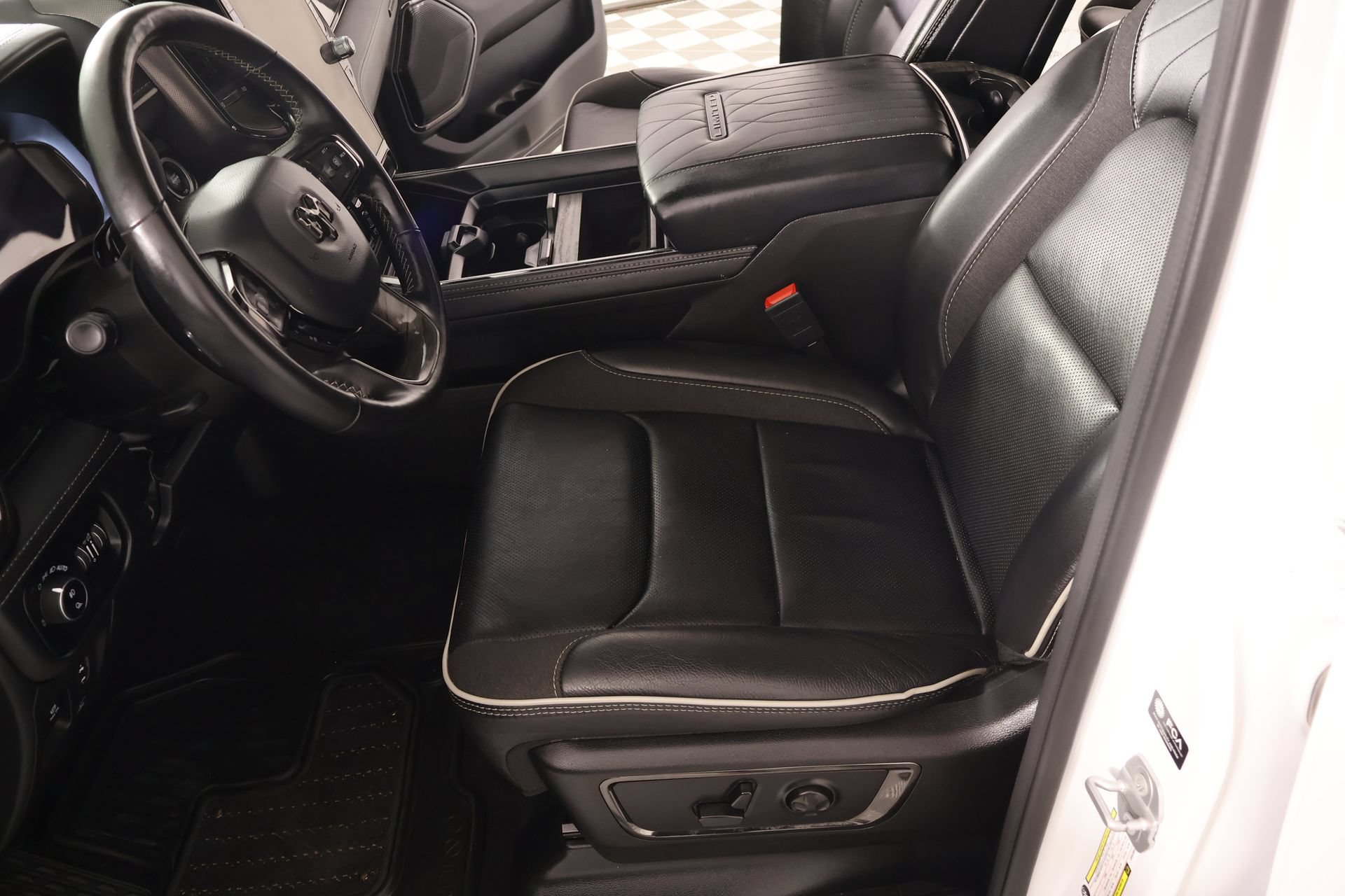 Used 2025 RAM 1500 Limited AWD/4WD image 12