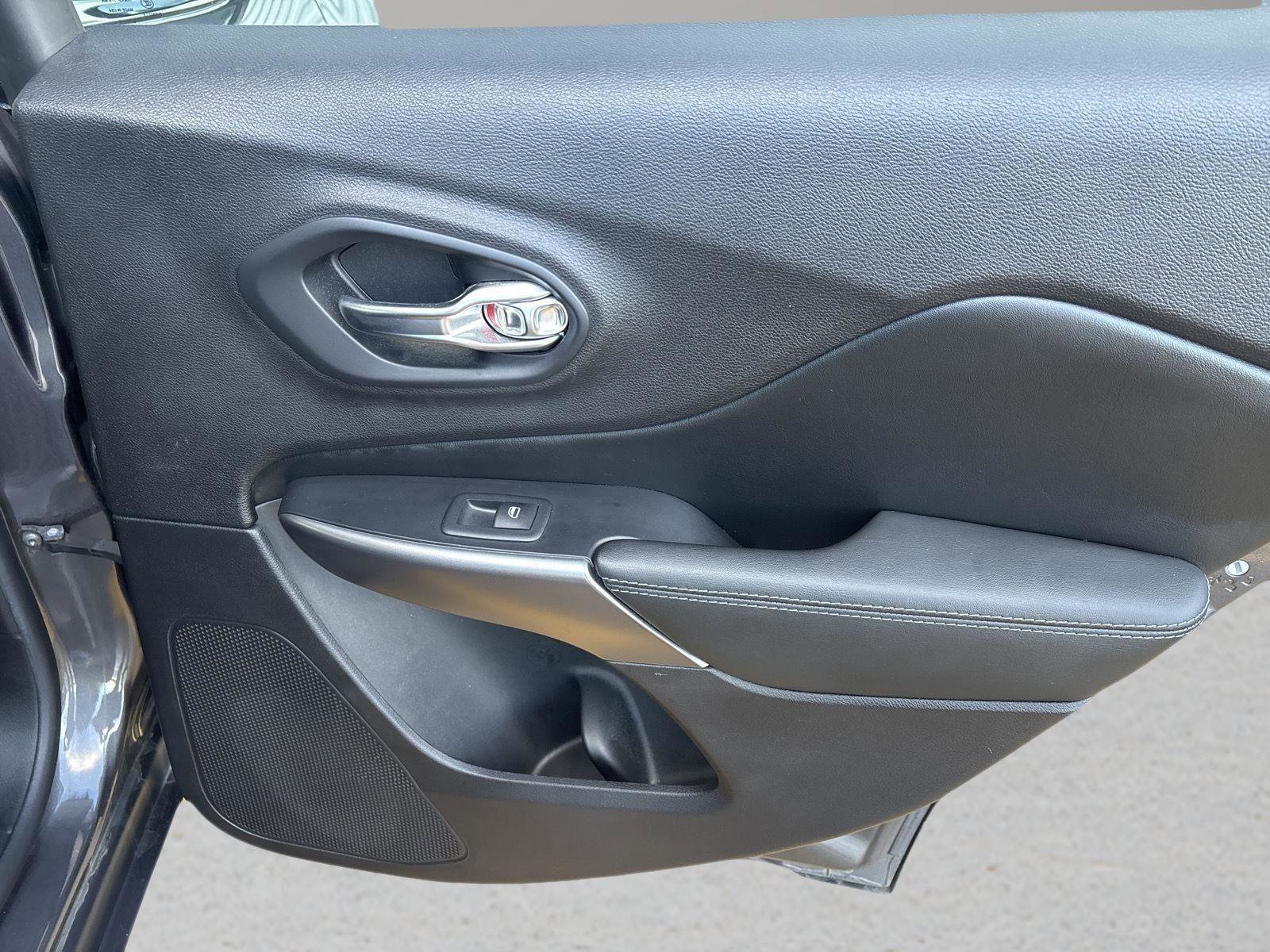 Used 2020 Jeep Cherokee Latitude Plus image 37