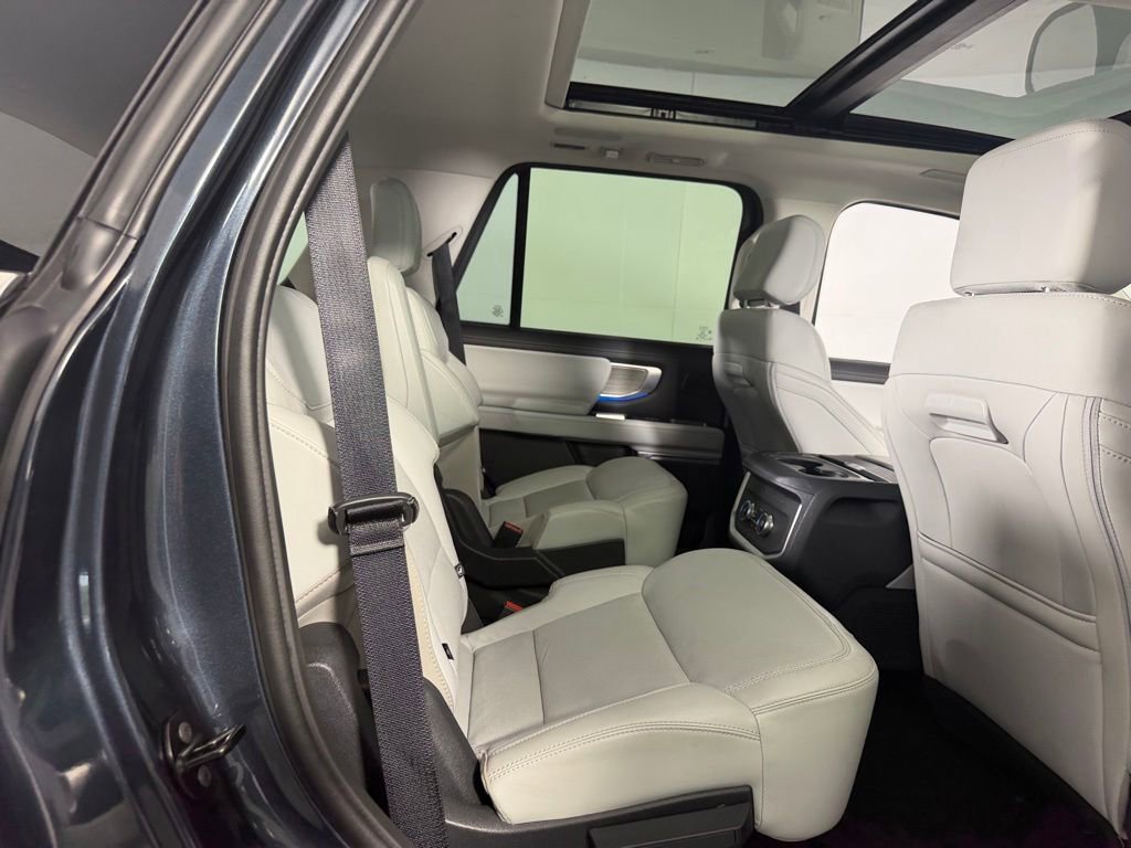 Used 2025 Ford Expedition Platinum w/ Driver's Package AWD/4WD image 28