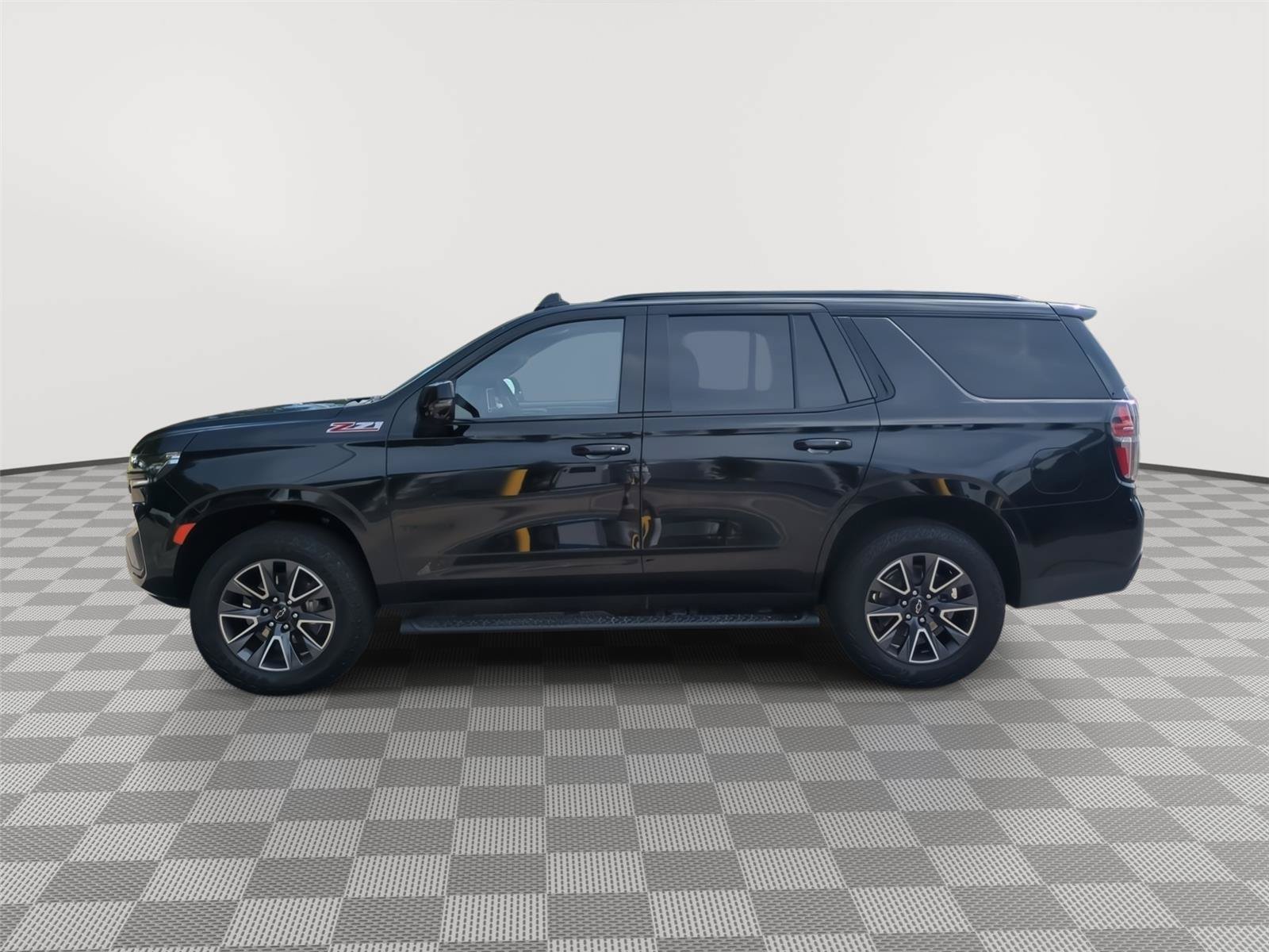 Used 2024 Chevrolet Tahoe Z71 w/ Luxury Package AWD/4WD image 2