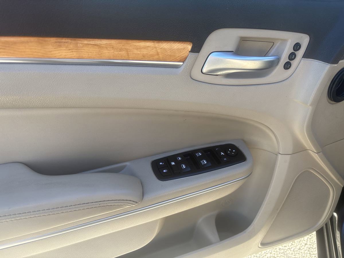 Used 2014 Chrysler 300 C image 7