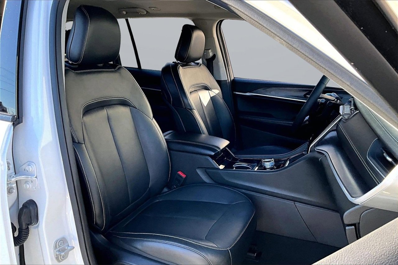 Used 2023 Jeep Grand Cherokee Limited image 23