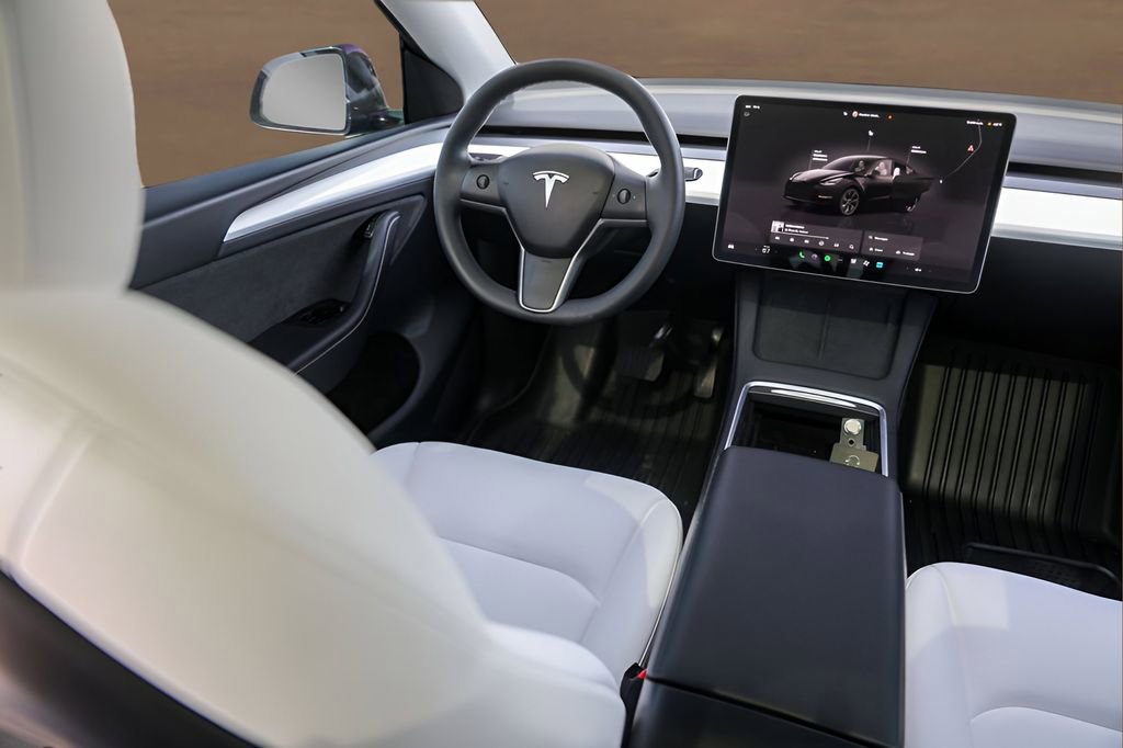 Used 2025 Tesla Model Y Long Range image 23