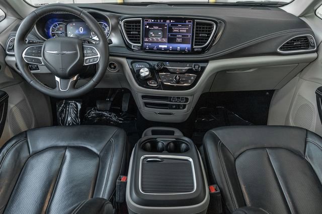 Used 2022 Chrysler Pacifica Touring-L image 7