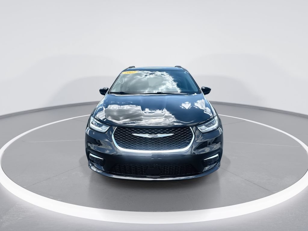 Used 2022 Chrysler Pacifica Touring-L FWD image 3