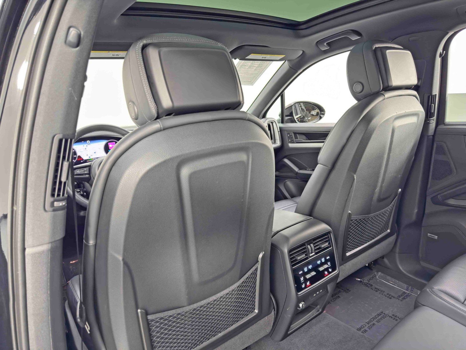 Used 2024 Porsche Cayenne w/ Premium Package image 38