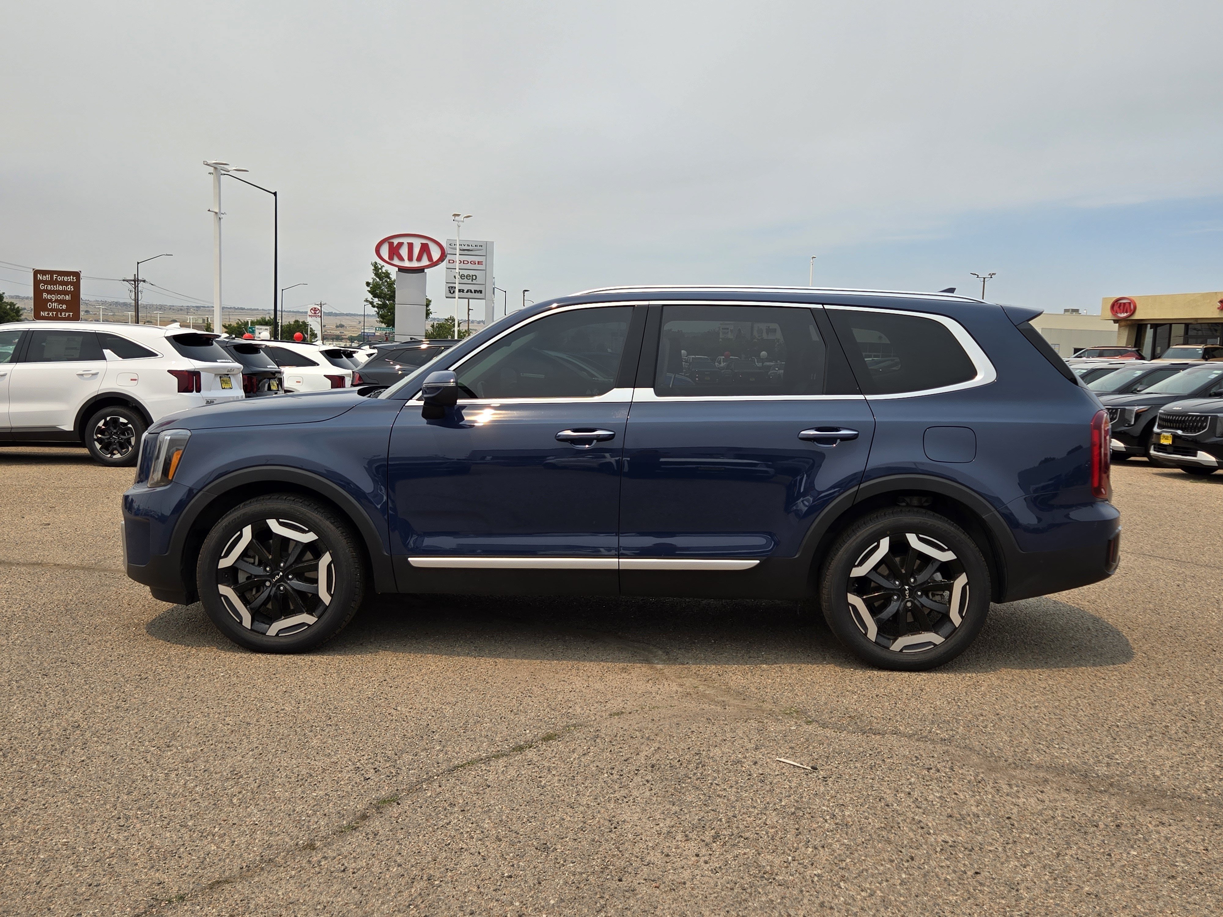 Used 2023 Kia Telluride S w/ S Sunroof Package AWD/4WD image 2