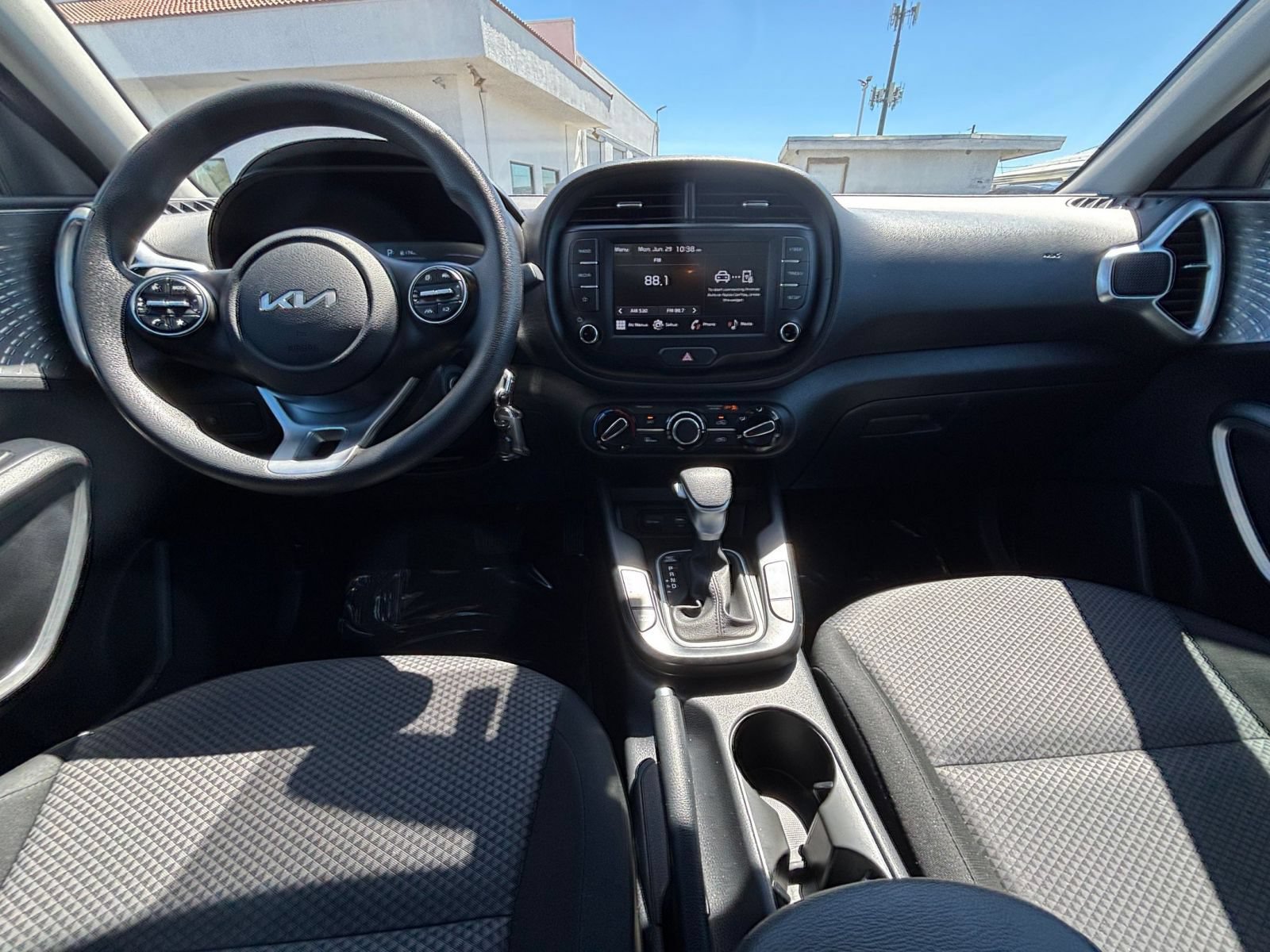 Used 2025 Kia Soul LX w/ LX Technology Package FWD image 32