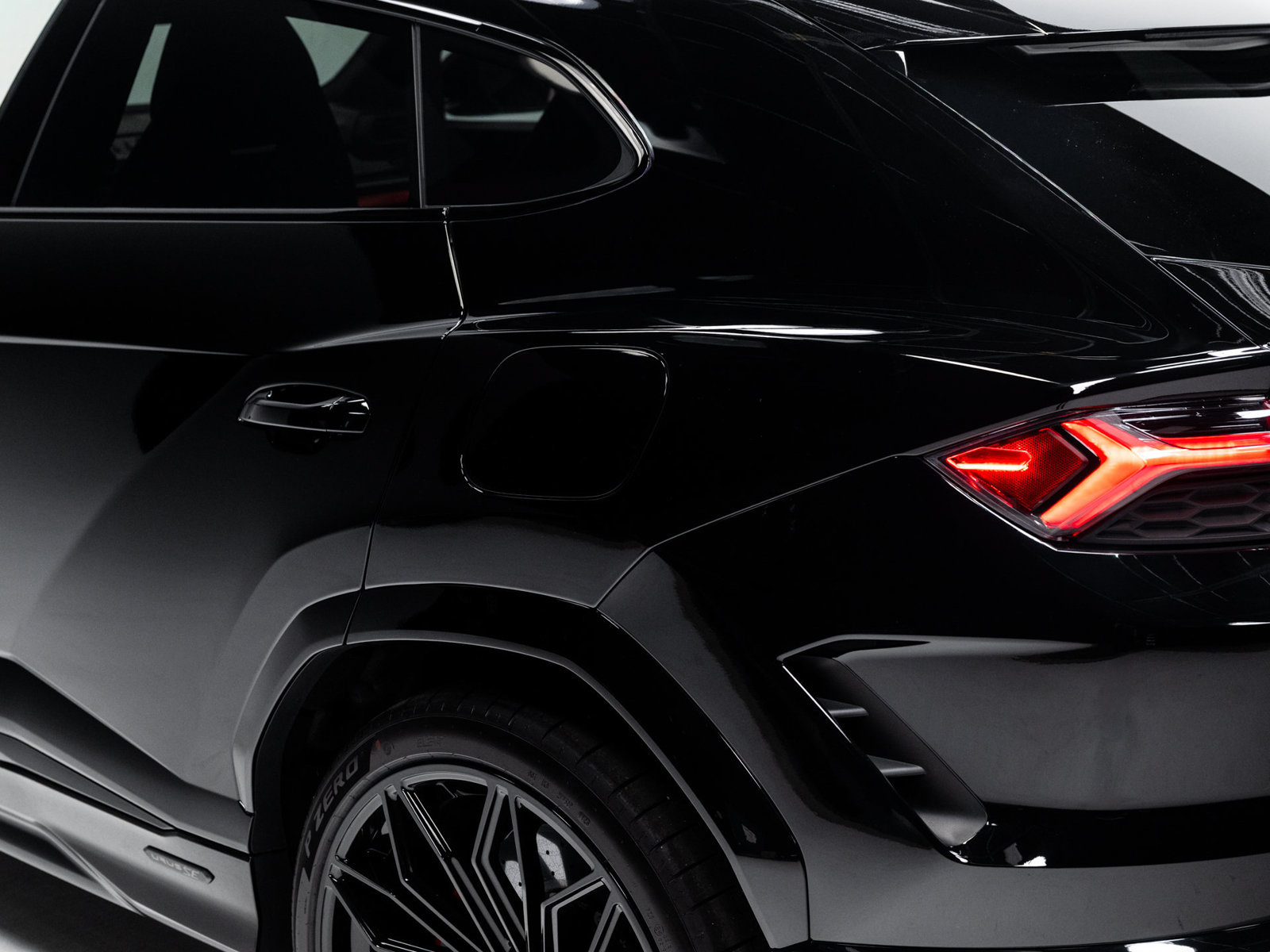 Used 2025 Lamborghini Urus SE AWD/4WD image 28
