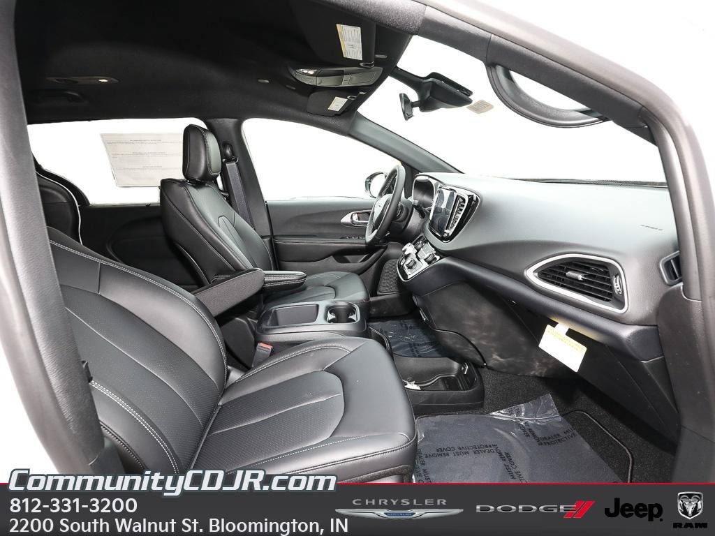 New 2026 Chrysler Voyager LX FWD image 18