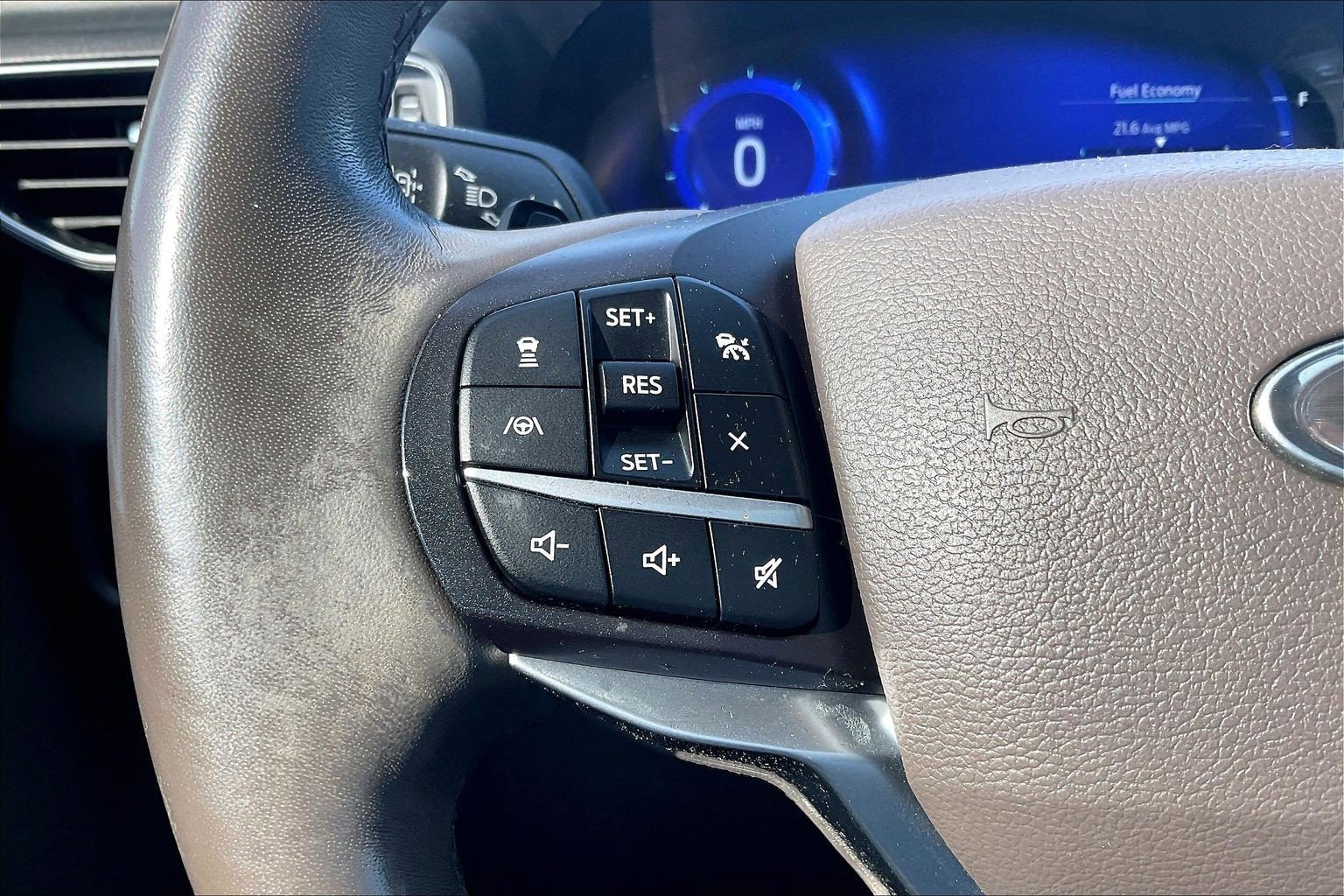 Used 2020 Ford Explorer Platinum w/ Premium Technology Package image 21