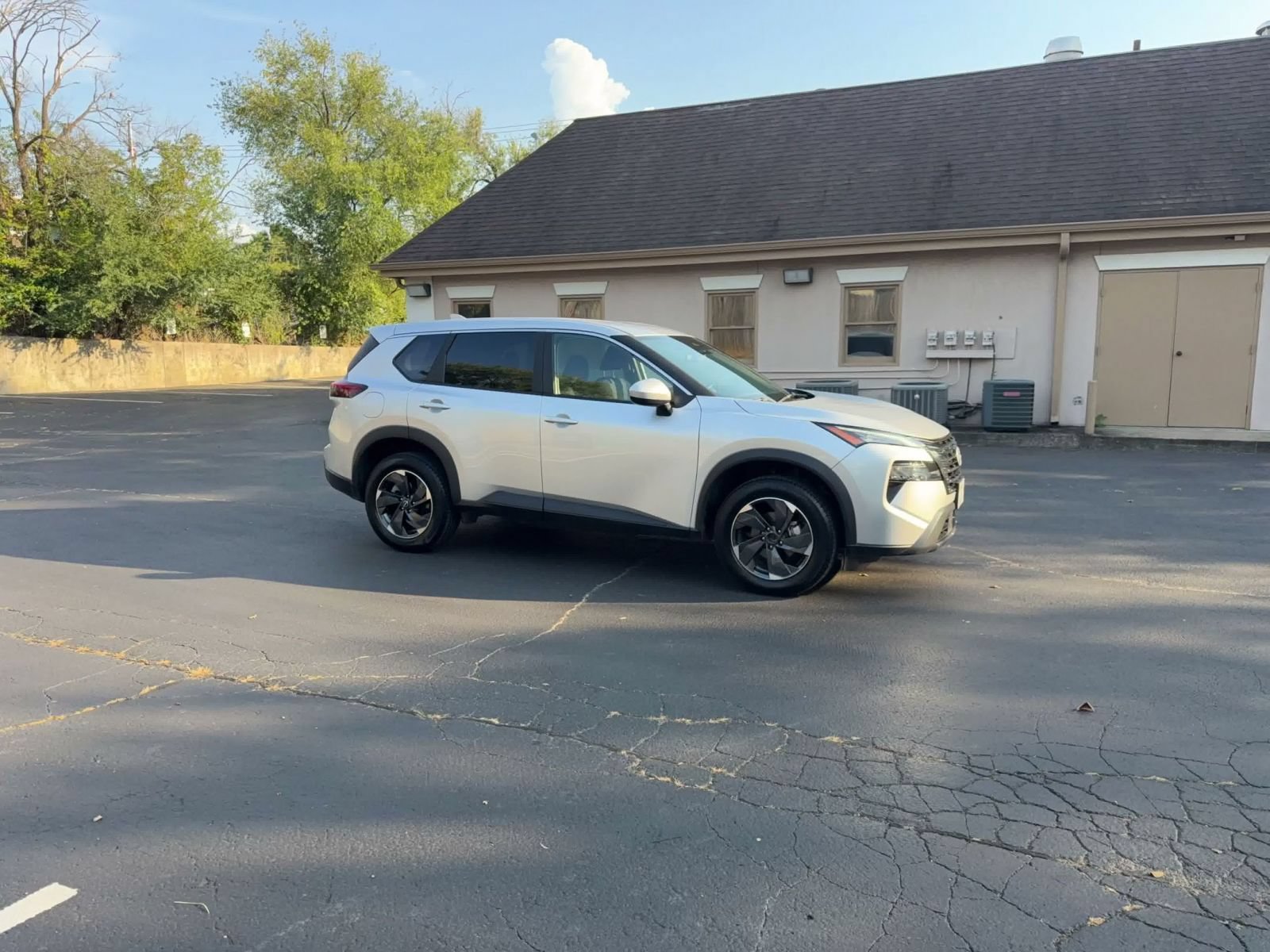 Used 2025 Nissan Rogue SV AWD/4WD image 2