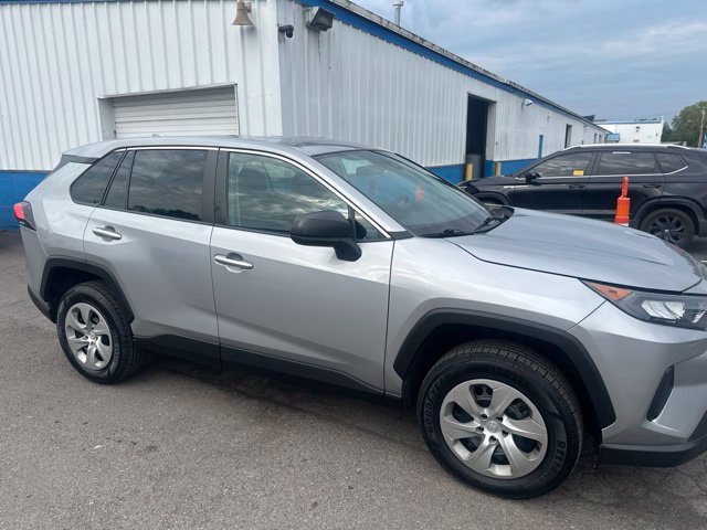 Used 2022 Toyota RAV4 LE AWD/4WD image 2