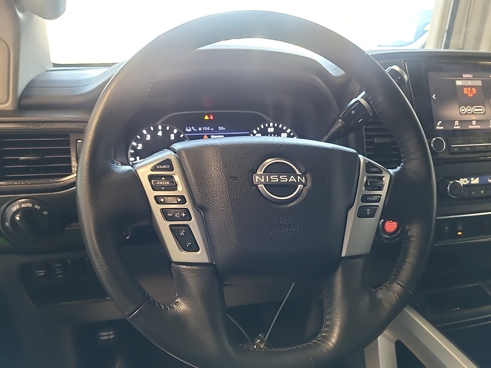 Used 2024 Nissan Titan SV w/ SV Convenience Package image 8