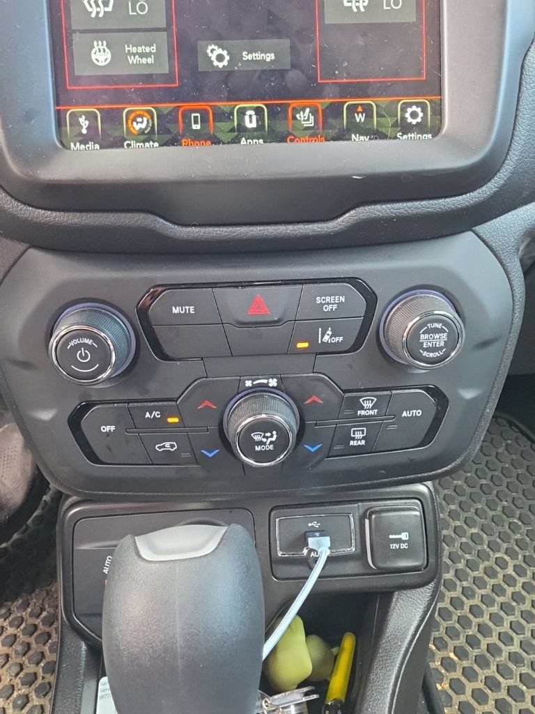 Used 2023 Jeep Renegade Latitude w/ Premium Group AWD/4WD image 17