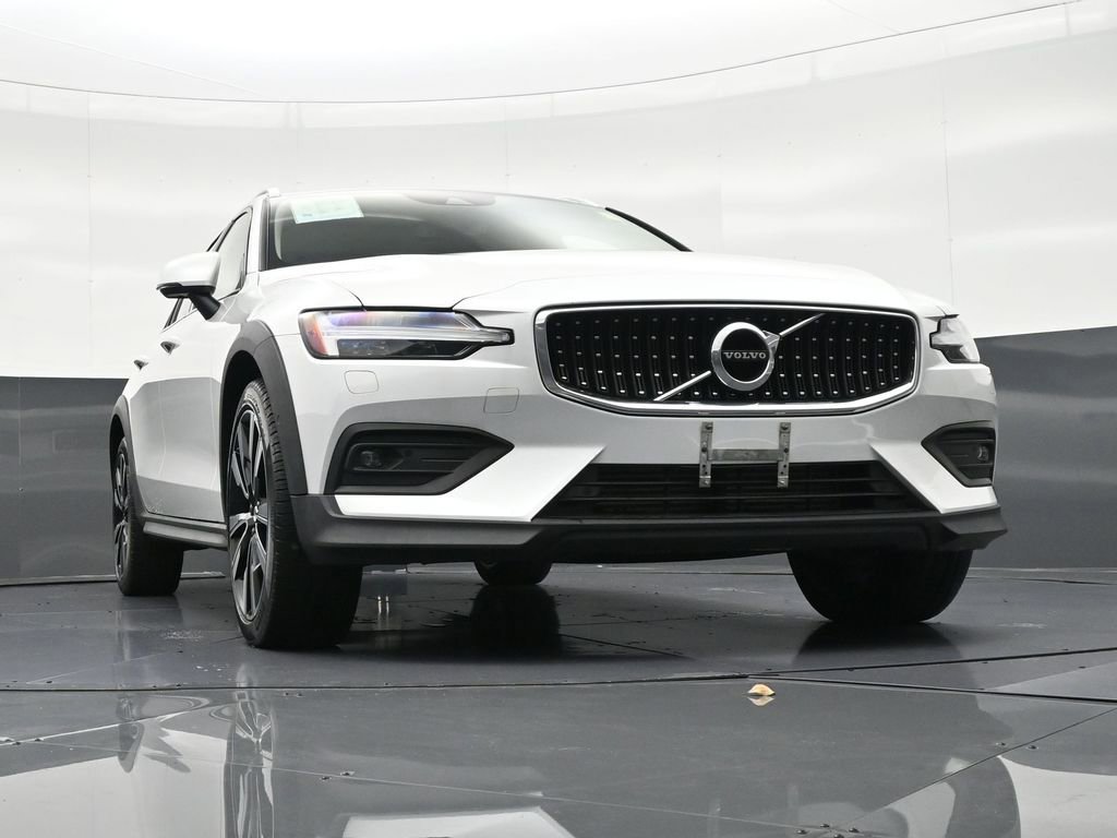 Certified 2022 Volvo V60 T5 Cross Country w/ Climate Package image 31
