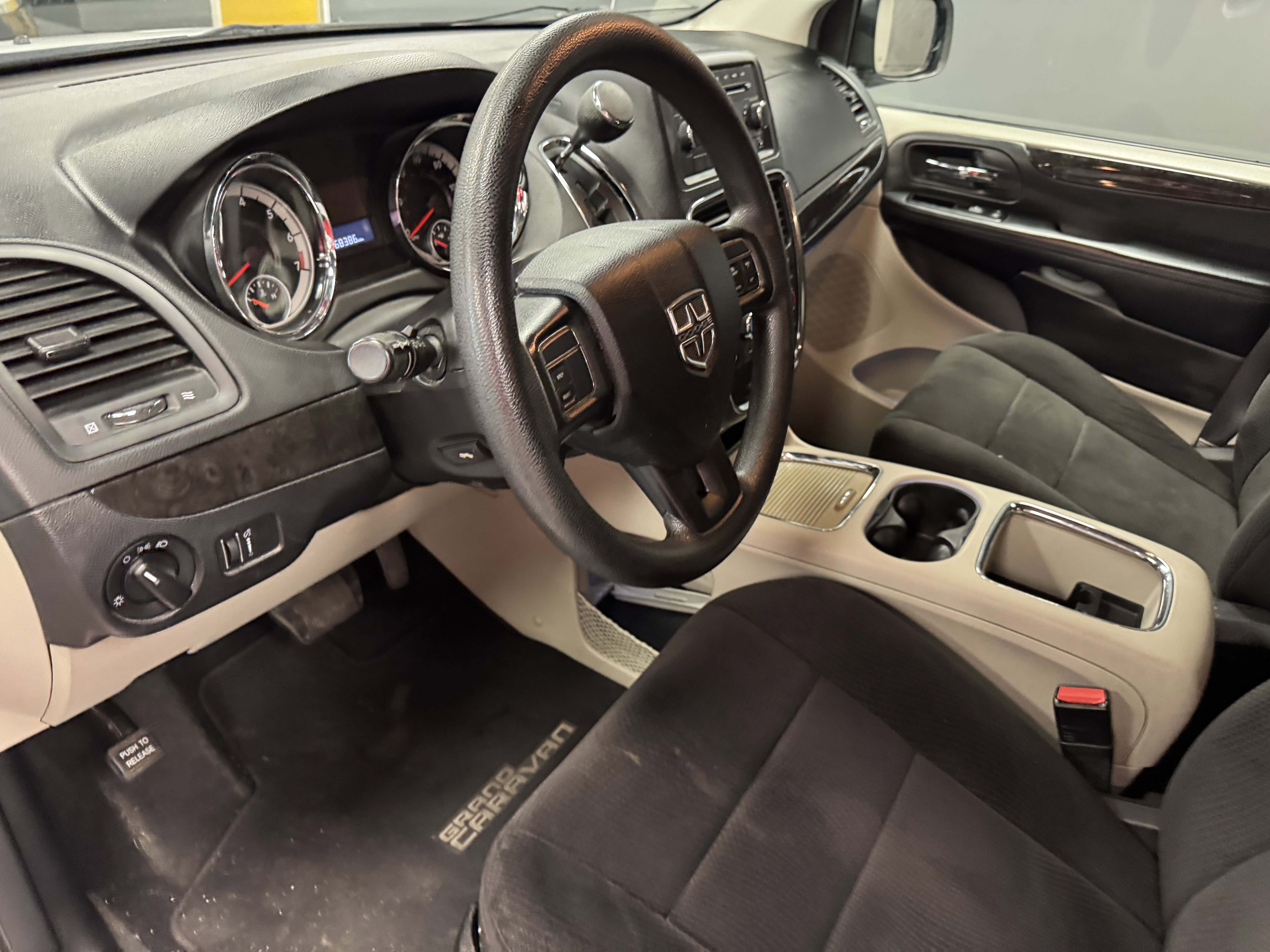 Used 2014 Dodge Grand Caravan SXT FWD image 9