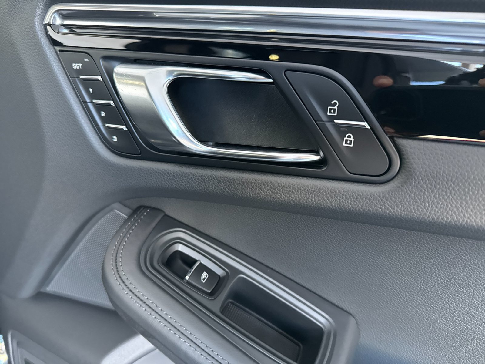 Certified 2026 Porsche Macan AWD/4WD image 18