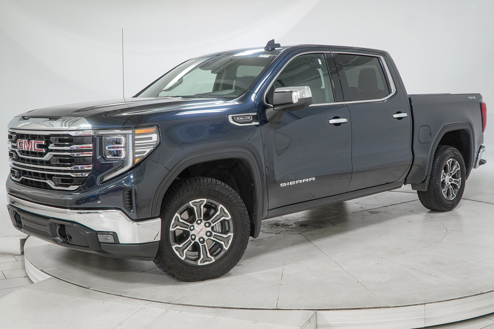Used 2025 GMC Sierra 1500 SLT AWD/4WD image 1