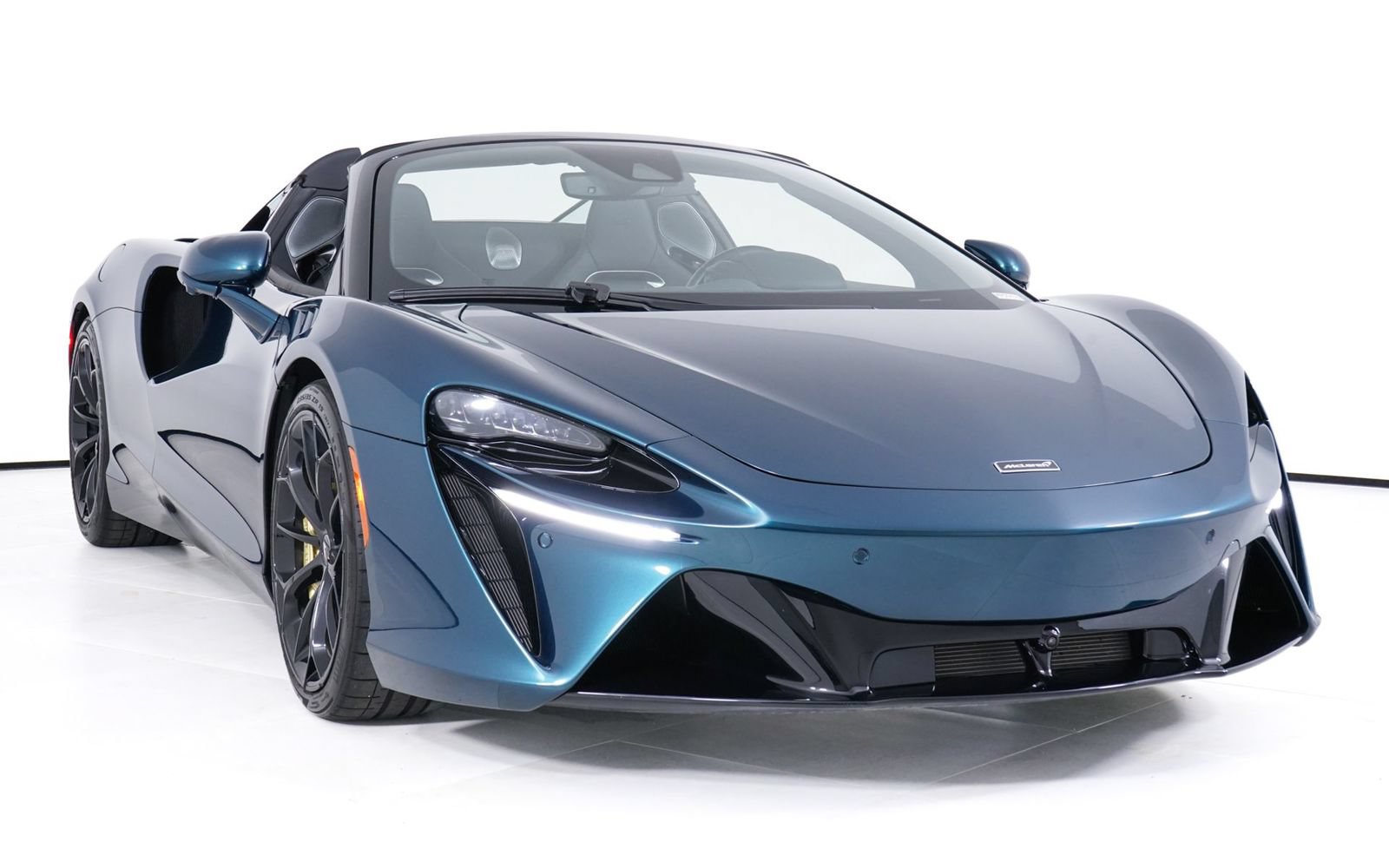 Used 2025 McLaren Artura Spider RWD image 19