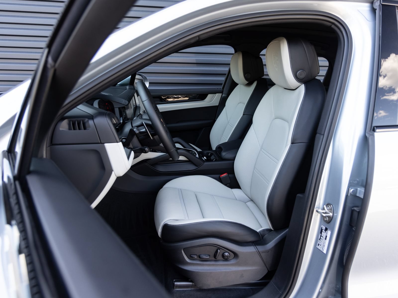 New 2026 Porsche Cayenne Coupe AWD/4WD image 5
