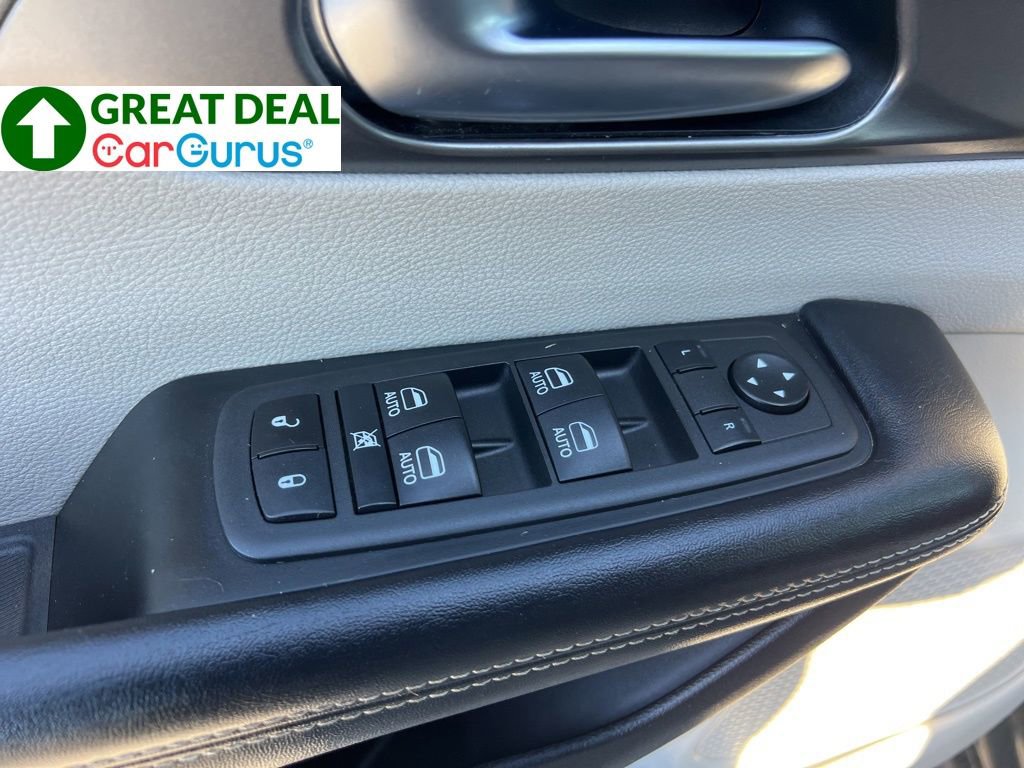 Used 2022 Chrysler Pacifica Touring-L w/ Uconnect Theater Family Group FWD image 22