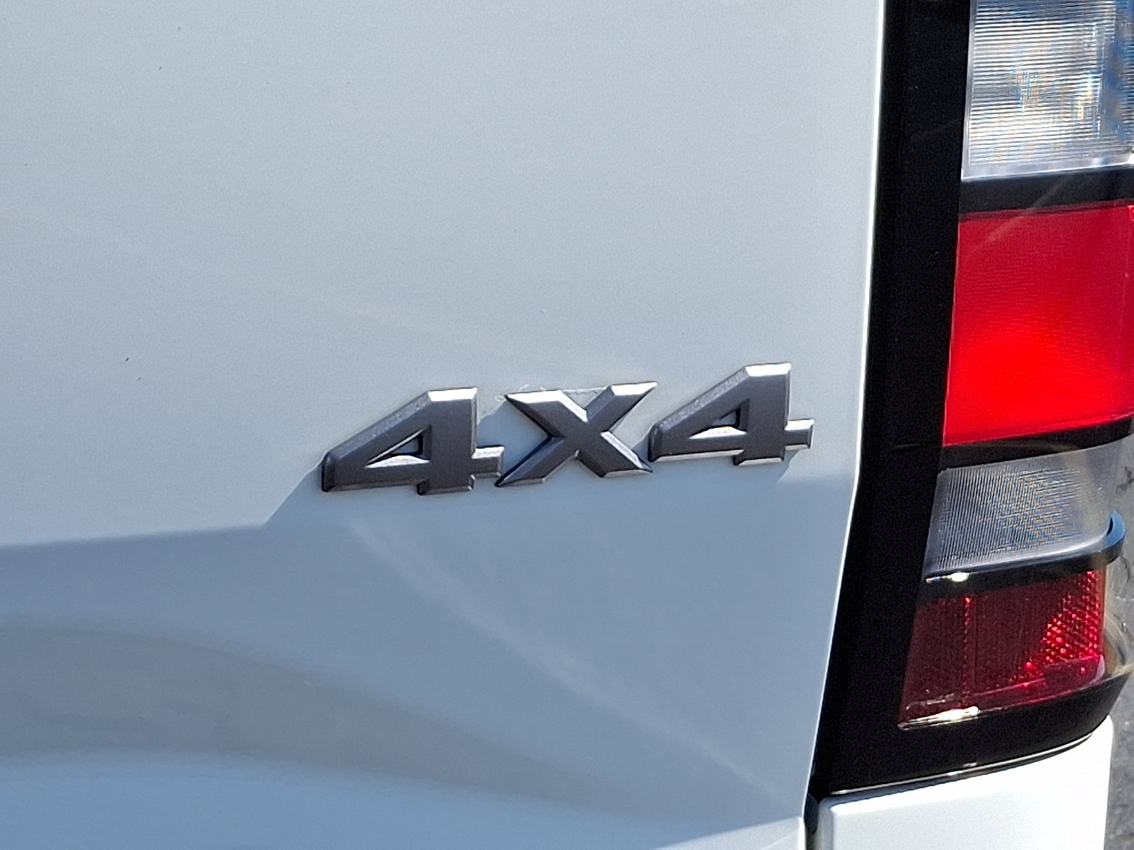 Used 2025 Nissan Frontier SV image 32