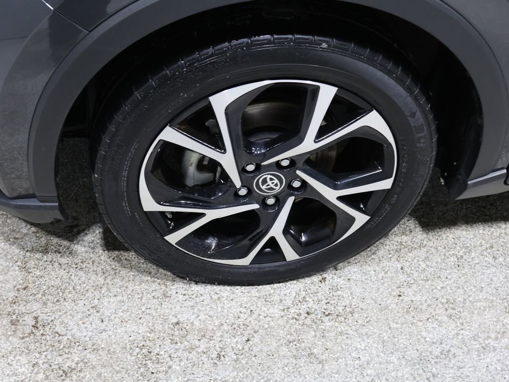 Used 2022 Toyota C-HR XLE image 9