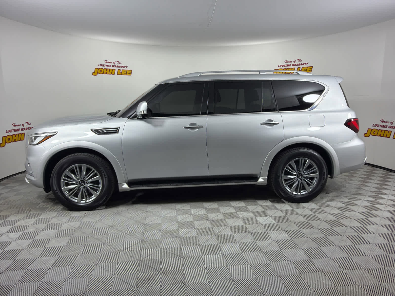 Used 2021 INFINITI QX80 Luxe AWD/4WD image 2
