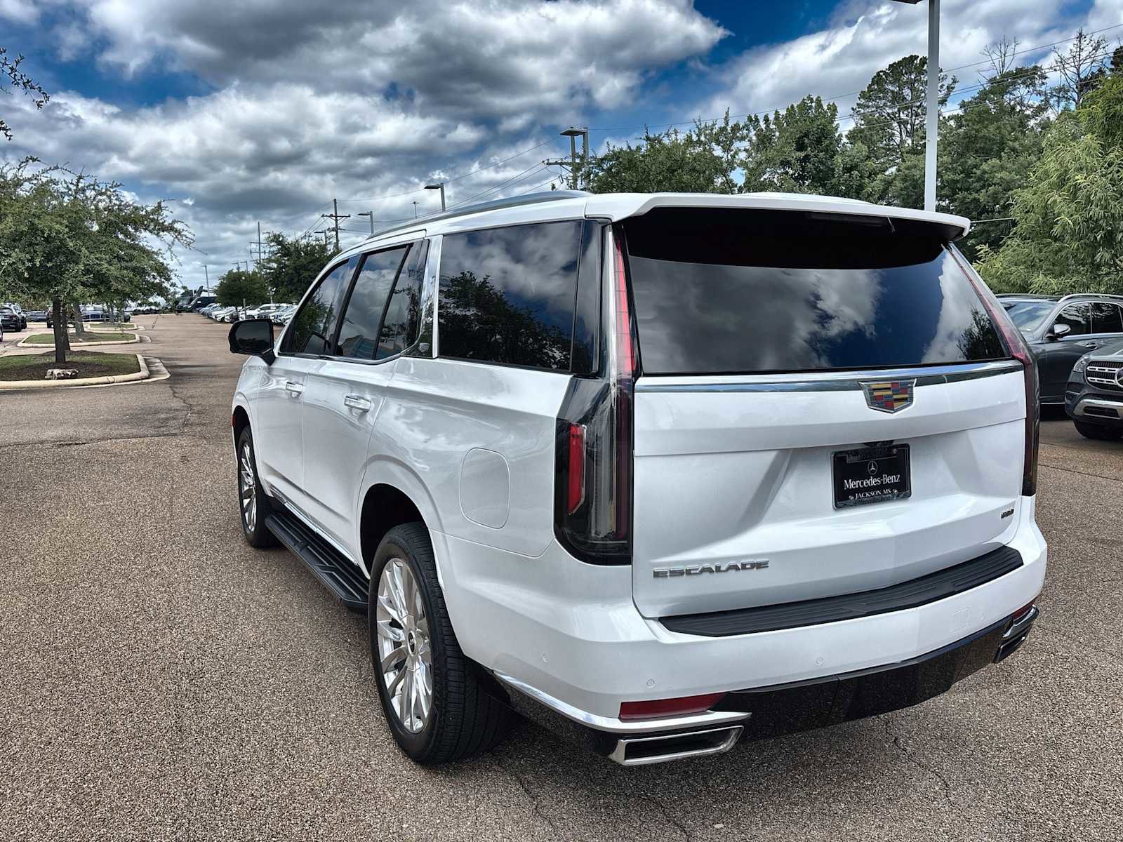 Used 2023 Cadillac Escalade Premium Luxury RWD image 6