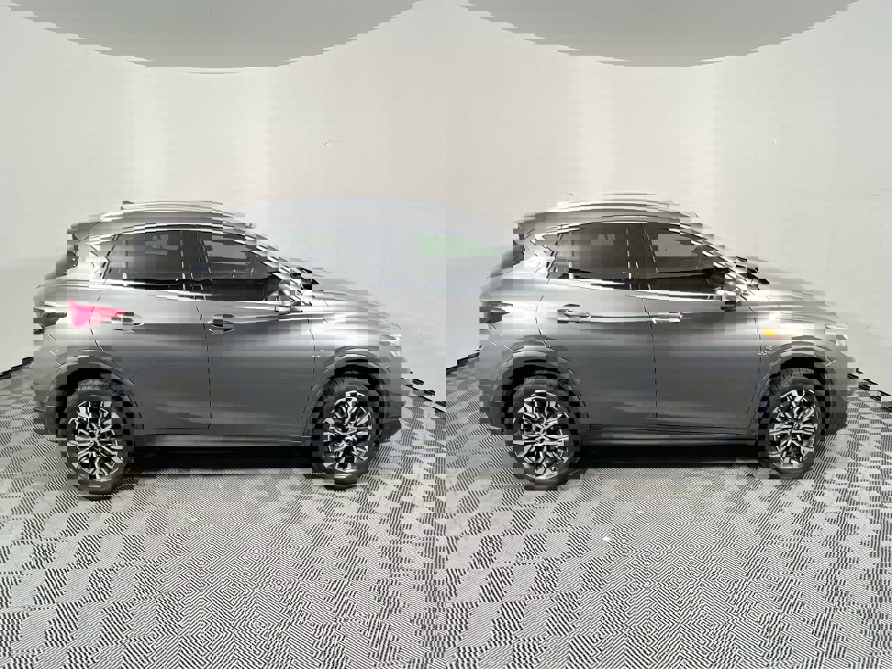 Used 2018 INFINITI QX30 Premium w/ Navigation Package image 2