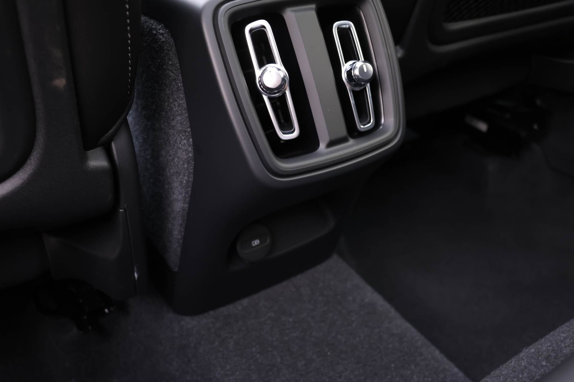 Certified 2024 Volvo XC40 B5 Plus image 21