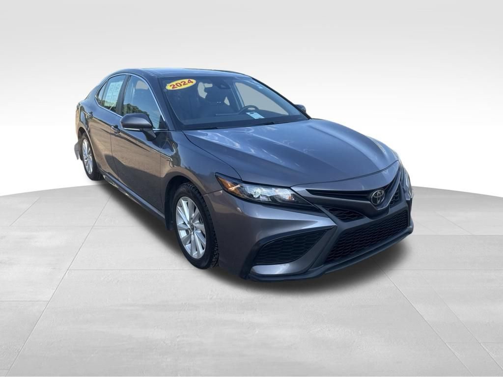 Used 2024 Toyota Camry SE FWD image 4
