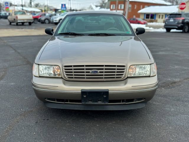 Used 2005 Ford Crown Victoria image 2