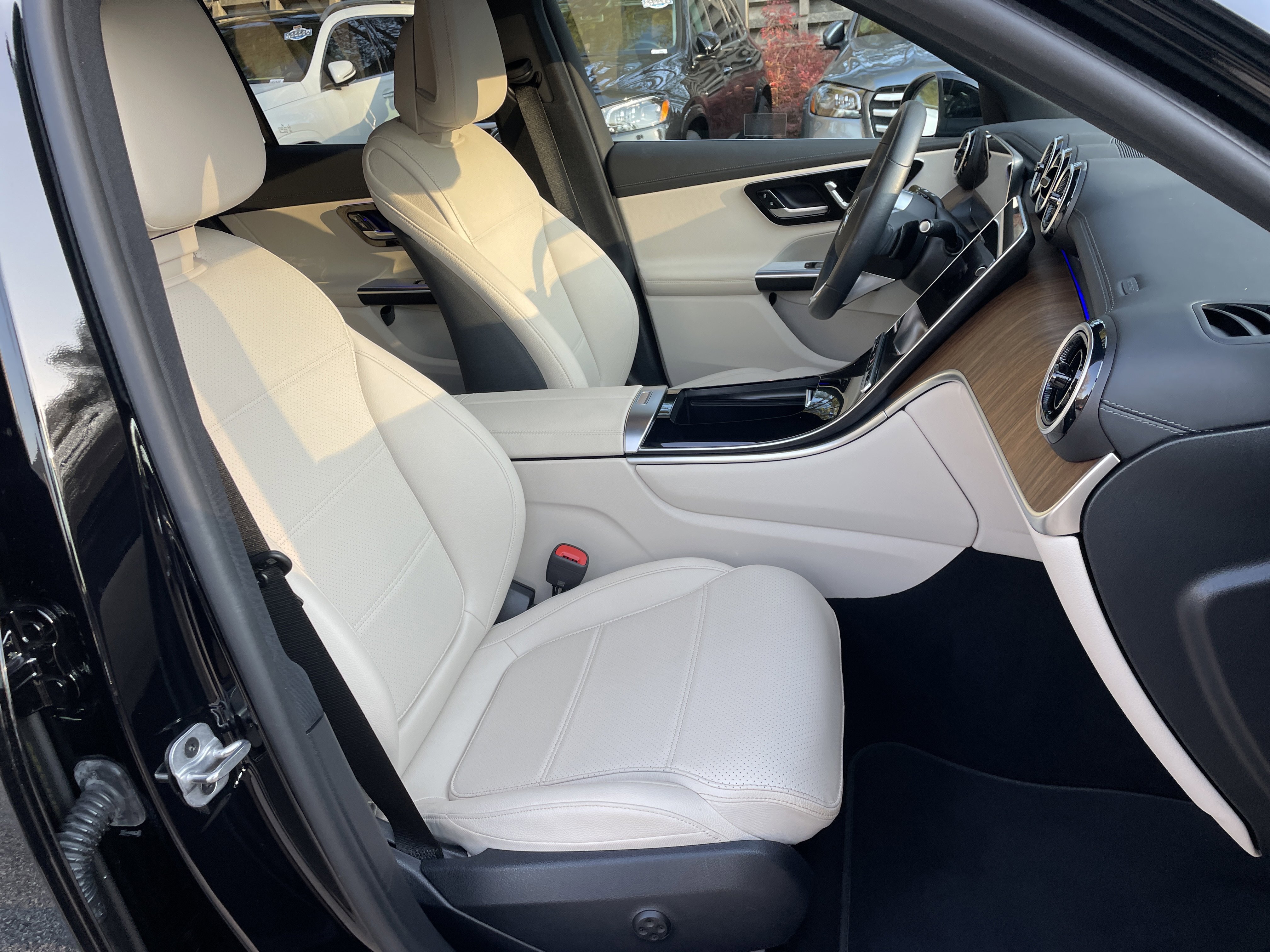 Used 2024 Mercedes-Benz GLC 300 4MATIC image 48