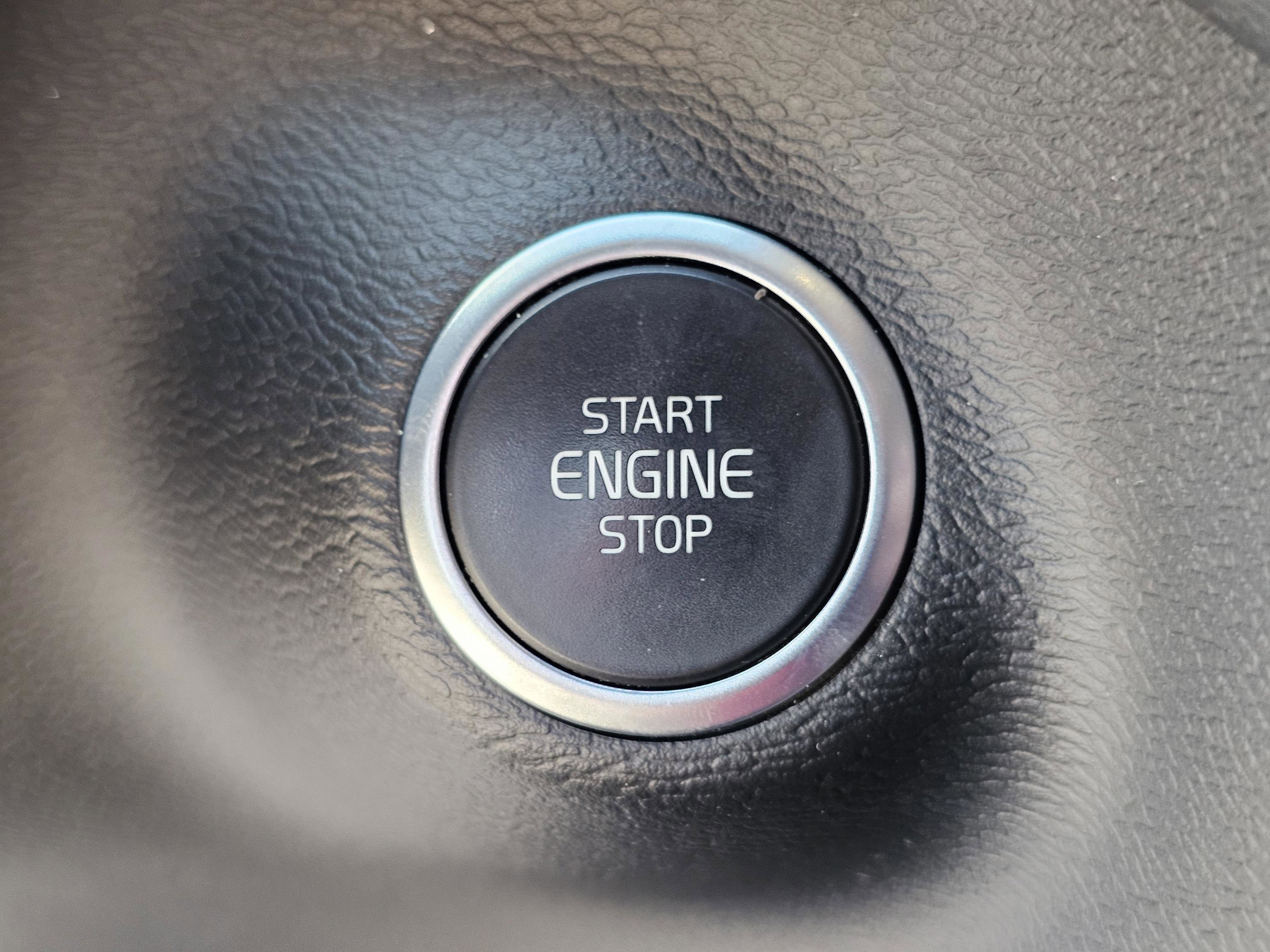 Used 2023 Volvo XC40 B5 Core image 22