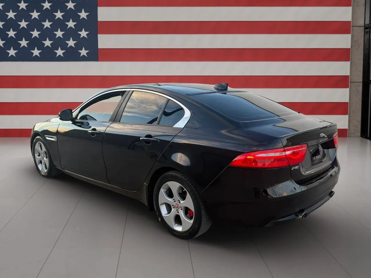Used 2017 Jaguar XE RWD image 7